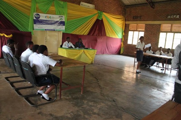 Abanyeshuri bo mu mashuri yisumbuye bari mu biganiro mpaka ku cyorezo cya SIDA