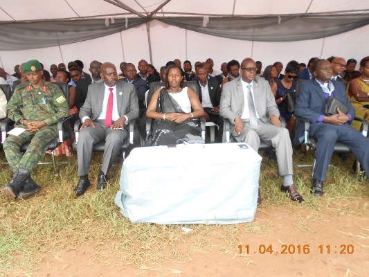 Guverineri w'Intara y'Iburasirazuba, Uwamariya Odette, n'abandi bayobozi bitabiriye umuhango wo kwibuka