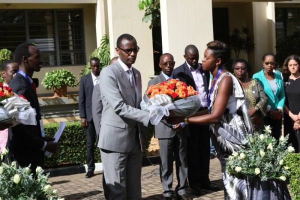 Minisitiri w'Uburezi, Dr Musafiri Papias Mulumba, ashyira indabo ku rwibutso rwubakiwe abakozi bazize Jenoside yakorewe Abatutsi, bakoreraga Minisiteri zari zifite uburezi mu nshingano zazo ndetse n'ibigo byari bizishamikiyeho