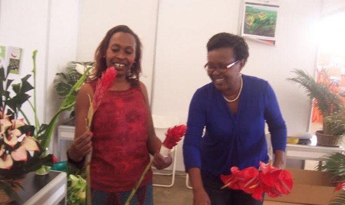 Nibagwire uwambaye umutuku, ari kumwe n'umwe mu bo bakorana.