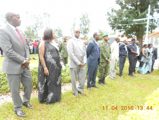 Umuyobozi w'Akarere ka Gatsibo, Gasana Richard, n'abandi bayobozi bategereje imibiri igiye gushyingurwa mu cyubahiro