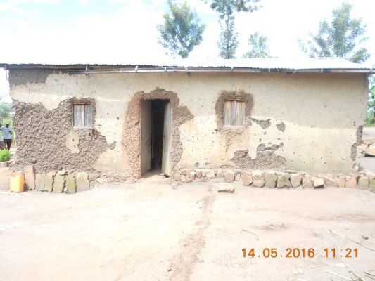 Iyi nzu umugenerwabikorwa asanzwe acumbitsemo ku nshuro ya mbere yaraguye, iyakabiri ntiyubakwa ngo irangizwe, ubu yari igeze aho yashobora kugwa