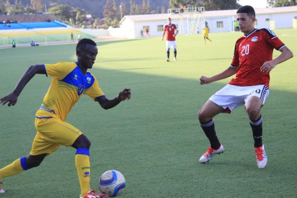 Abakinnyi b'Amavubi bakoze ibyo bashoboye. Manishimwe Djabel ashakisha uko babona igitego.