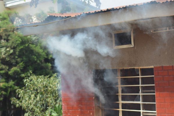 Umwotsi wari umaze gukwira inzu yose. (Photo/Umuseke.rw)