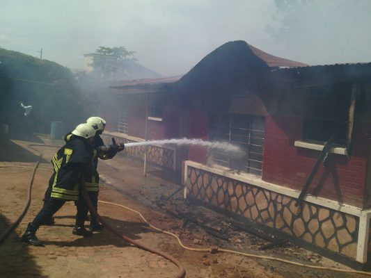 Polisi y'Igihugu, ishami rishinzwe guhangana n'inkongi z'umuriro ryatabaye. (Photo/Umuseke.rw)