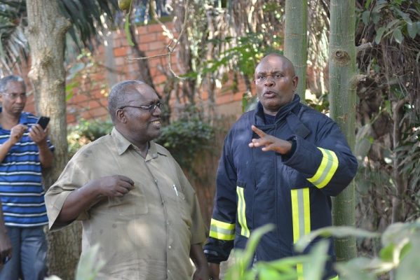 Depite Nkusi Juvenal aganira n'uwari uyoboye abapolisi baje kuzimya umuriro. (Photo/Umuseke.rw)