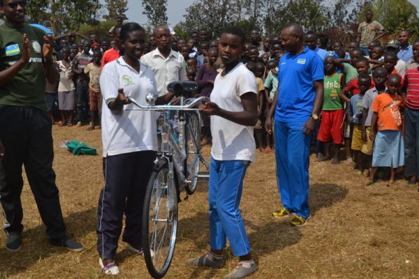 Uyu mwana w'umukobwa w'imyaka 14 yabaye uwa kabiri ahabwa igare nk'umwana muto kandi witwaye neza. Agiye gutangira imyitozo ku igare ryabugenewe ku buryo azatangira kwitabira amasiganwa akomeye.