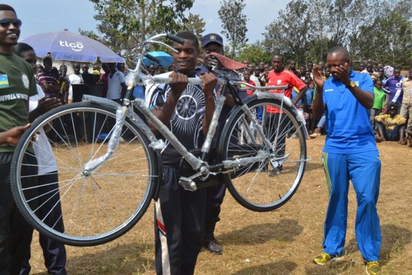 Kubwimana yishimira igare yahembwe.