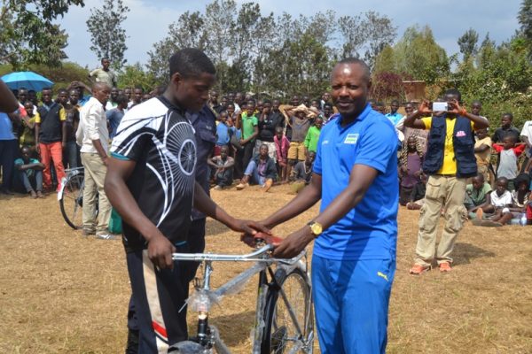 Mparabanyi wari uhagarariye FERWACY yatanze ibihembo.