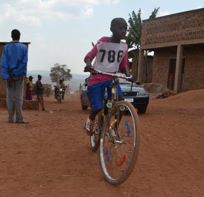 Nambajimana Dan w'imyaka 12 yitabiriye amasiganwa kandi hari abasore benshi yanikiye asoza isiganwa.