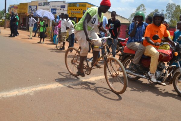 Uwimana Claudine wabaye uwa mbere mu bakobwa hari abahungu yanikiye.