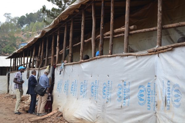 Amahema abamo imiryango myinshi y’impunzi arashaje, UNHCR iratabaza ngo hongerwe ubuso bw’inkambi izi impunzi zubakirwe. (Photo/Courtesy)