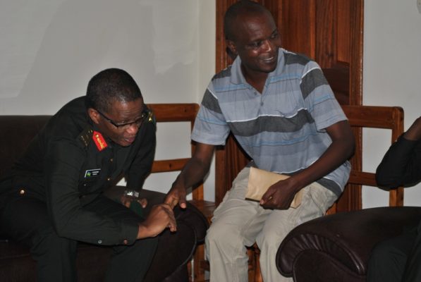 Brig Gen. Emmanuel Ndahiro yihanganisha sewabo w'umwana. (Photo/igihe.com)