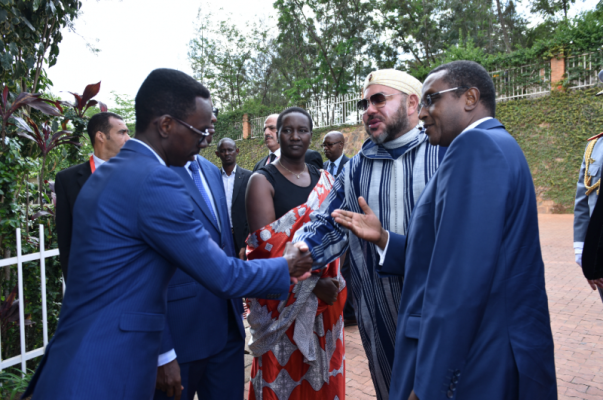 His Majesty King Mohammed VI visits the Kigali Genocide Memorial. (Photo/Courtesy)