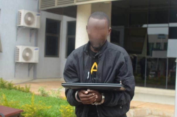 Kubwimana yafatanywe kashe 22 n'ikarita y'impimbano ya Polisi. (Photo/Umuseke)