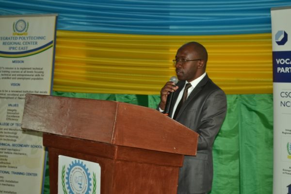 Umuyobozi wa IPRC East Dipl.-Ing. Ephrem Musonera avuga ko uburyo bushya bwo kwigishiriza imyuga ahantu habiri butanga umusaruro ugaragara