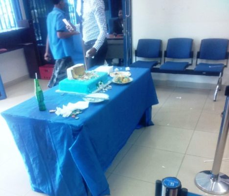 Umutsima abakozi ba BK, ishami rya Kiziguro basangiye n'abakiliya (Photo/Ndejeje JD)