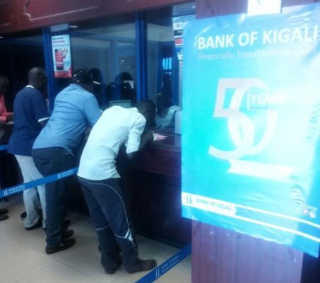 Abakiliya bahabwa serivisi mbere yo gusangira. (Photo/Ndejeje JD)