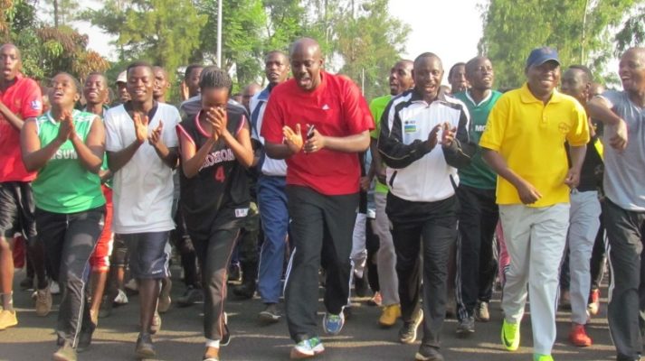 Ubuyobozi bw'akarere, abayobozi mu nzego zinyuranye n'abantu b'ingeri zose bitabiriye siporo rusange mu karere ka Gatsibo. (Photo/Courtesy)