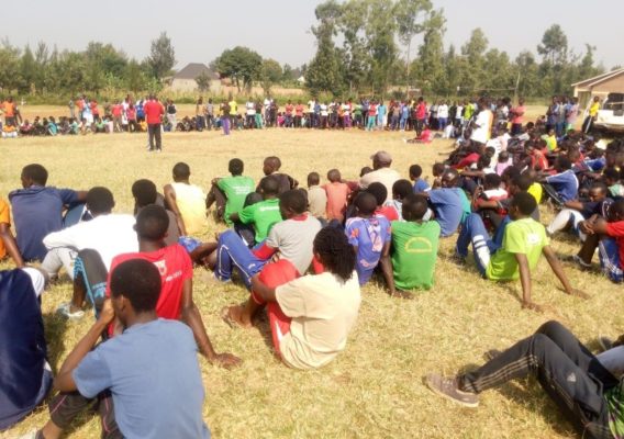 Nyuma y'imyitozo ngororamubiri abayitabiriye baganirizwa akamaro kayo mu buzima bw'umuntu, bakanahabwa n'ubutumwa bw'incamake kuri gahunda zinyuranye za Leta. (Photo/Courtesy)