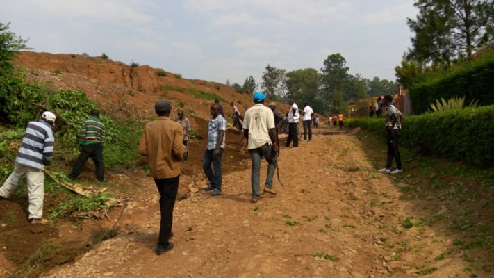 Abaturage batunganya umuhanda mu mudugudu wa Gasasa, Akagari ka Rugando, Umurenge wa Kimihurura (Photo/Panorama)