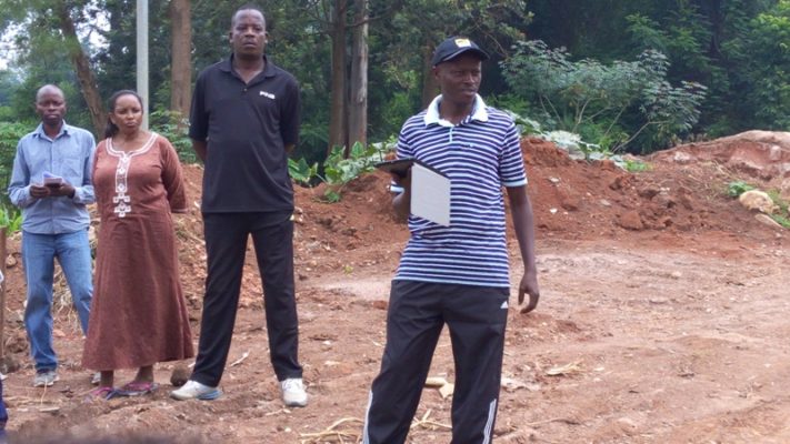 Kangwagye Justus, Umwe mu baturage batuye umudugudu wa Gasasa afasha abitabiriye umuganda kurushaho kumva ibiranga ubutwari. (photo/Panorama)