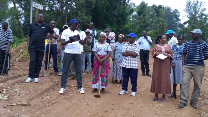 Umuyobozi w'Umudugudu wa Rugando, Pasiteri Niyitanga Salton ageza ku baturage zimwe muri gahunda za Leta bagomba kwitabira. (Photo/Panorama) 