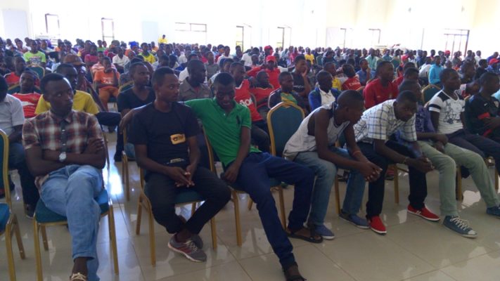 Abaturage bitabiriye ibiganiro byo ku munsi w'intwari mu kagari ka Rukiri II bari biganjemo urubyiruko (Photo/Panorama) 