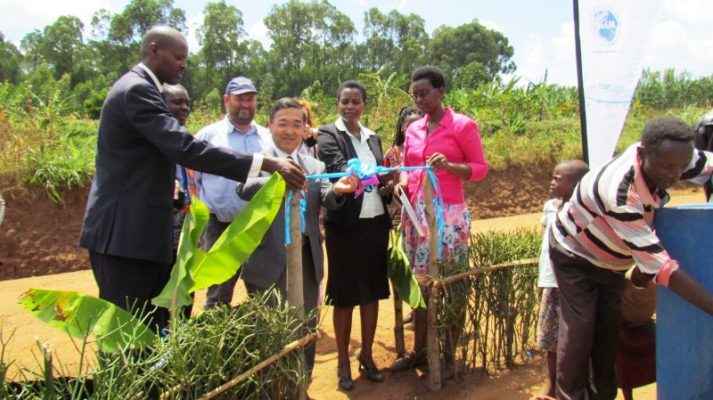 Ambasaderi Takayuki Miyashita uhagarariye igihugu cy’u Buyapani mu Rwanda afungura ivomo, (Photo/Courtesy)