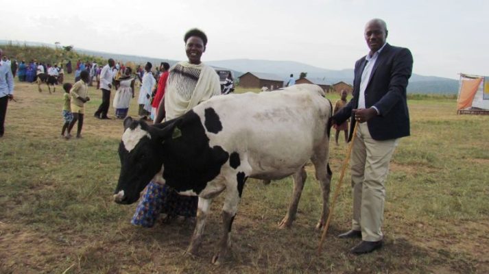 Umuyobozi w'Akarere ka Gatsibo Gasana Richard ari kumwe n'Umugenerwabikorwa wishimiye inka yahawe. (Photo/Courtesy)