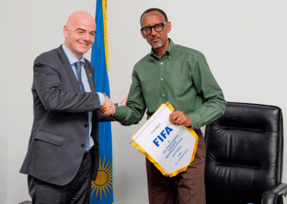 Perezida Paul Kagame n'Umuyobozi wa FIFA Gianni Infantino. (Photo/Courtesy)
