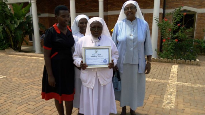 Sr Mama Domina (Hagati), umurinzi w'igihango, yashimiwe ibikorwa by'ubutwari yakoze mu gihe cya Jenoside yakorewe Abatutsi, 26 yahishe bose bararokotse. (Photo/Panorama)