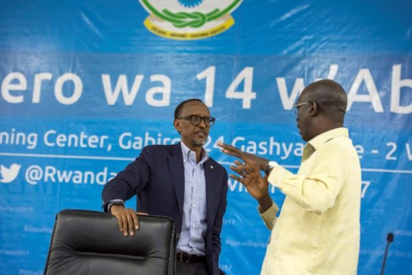 Perezida wa Repubulika Paul Kagame aganira na Minisitiri w'Intebe Anastase Murekezi (Photo/Village Urugwiro)