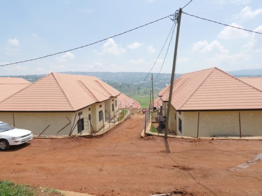 Harakorwa imihanda yo hagati mu mudugudu ndetse n'iwuzengurutse (Photo/Panorama)