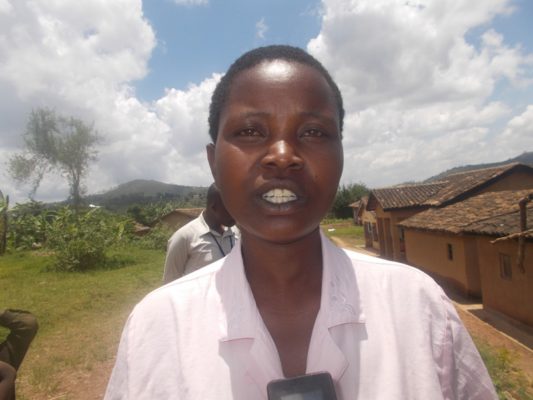 Nyiransanzumuhire Vestine, umuturage wo mu murenge wa Mushishiro asobanura ko kubona mituweli bitinda. (Photo/Elias H.)