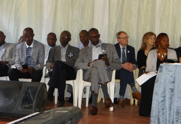 Abatuye umudugudu wa Gasasa n'uwa Rebero bitabiriye igikorwa cyo gutangiza icyunamo barimo n'abanyamahanga (Photo/Panorama)