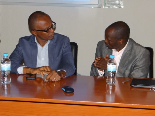 Peacemaker Mbungiramihigo aganira na Dr Kayumba Christopher (photo/Panorama)