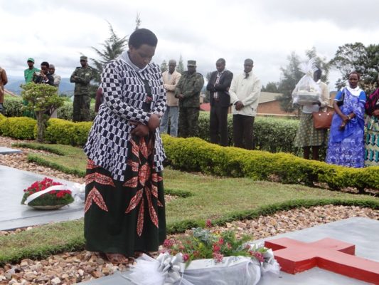 Umuyobozi w’Akarere ka Gicumbi wungirije ushinzwe imibereho myiza y’abaturage, Benihirwe Charlotte, yunamira abashyinguye mu rwibutso bishwe mu 1990 (Photo/Panorama)