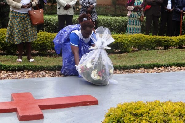 Umuyobozi w'Akarere Wungirije w'Akarere ka Gatsibo, Kantengwa Mary, ashyira indabo ku mva (Photo/Panorama)