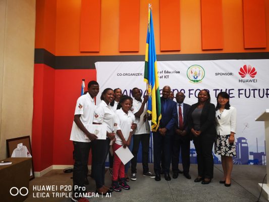 Abanyeshuri umunani biga ikoranabuhanga muri Kaminuza y’u Rwanda bagiye gutyaza ubwenge mu Bushinwa