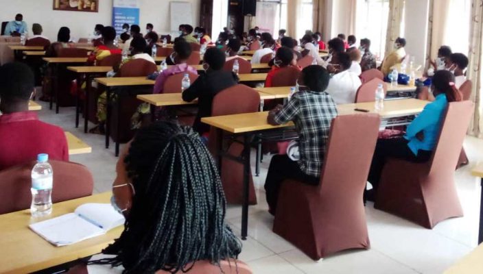 Abakobwa babyariye iwabo bo mu karere ka Muhanga bitabiriye ibiganiro