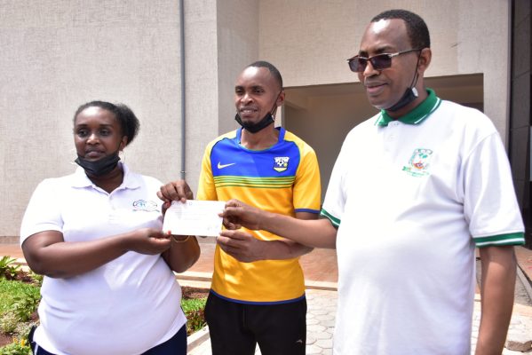 Ubuyobozi bwa UTB buha sheke umukuru w'umudugudu