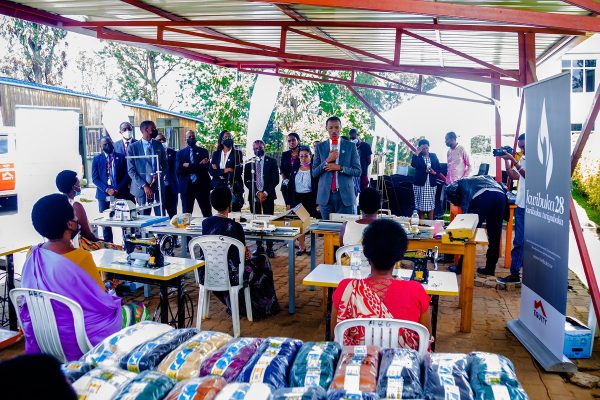 Mugisha Sheama Xavier ashyikiriza ababyeyi ibikoresho bababgeneye