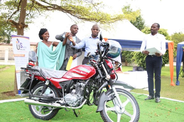Gedeon-NDAYISENGA-yegukanye-moto-nkigihembo-nyamukuru-ku-rwego-rwIntara-yAmajyepfo-ari-kumwe-na-madamu-we
