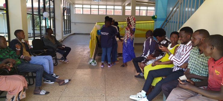 Abarwayi n'abarwaza bo mu bitaro bya Gahini bategereje gutora (Ifoto/M. Yvette)