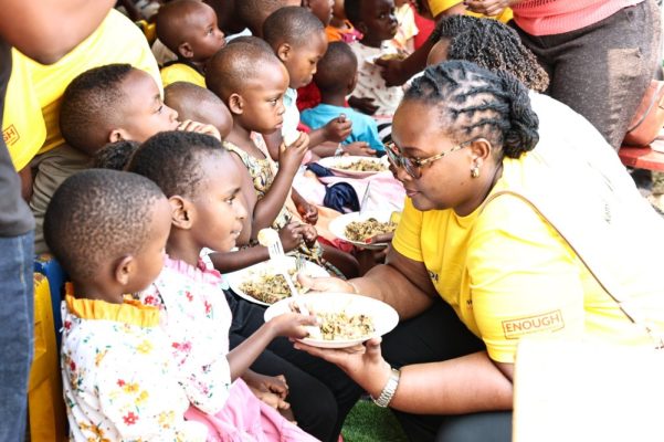 Batamuriza asangira n'abana