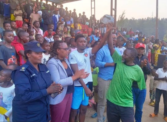 Abayobozi bitabiriye umupira wa maguru wahuje akagari ka ruyanza