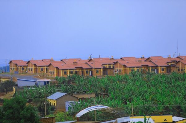 abatuzwa_mu_midugudu_y_icyitegererezo_n_iyo_ku_rwego_rw_akarere_bagize_uruhare_mu_kuyubaka_bazajya_bahita_bahabwa_ibyangombwa-768x511